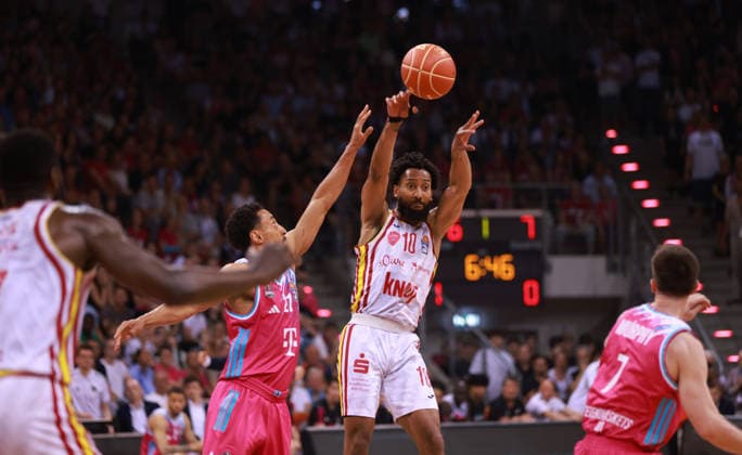 Davion Mintz Würzburg throws next to Joel Aminu Bonn , Bonn, Germany, 27 05 2026, Basketball Bundesliga, 5 Quarterfinals, Telekom Baskets Bonn vs Fitness First Würzburg Baskets