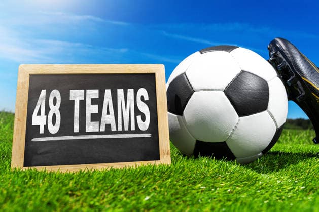 FOTOMONTAGE, Ein Fußball neben der Aufschrift 48 Teams symbolisiert die neue Dimension der WM 2026, die mit mehr Mannschaften und deutlich mehr Spielen zur größten WM der Geschichte wird.