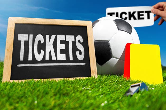 FOTOMONTAGE, Ein Fußball neben der Aufschrift Tickets symbolisiert das Thema rund um den Ticketverkauf zur WM 2026, bei der Millionen Fans Eintrittskarten für Fußballspiele in Nordamerika erwerben wollen.