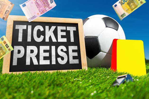 FOTOMONTAGE, Fliegende Geldscheine neben Fußball und der Aufschrift Ticketpreise symbolisieren die steigenden Kosten für Eintrittskarten zur WM 2026 in den USA, Kanada und Mexiko.