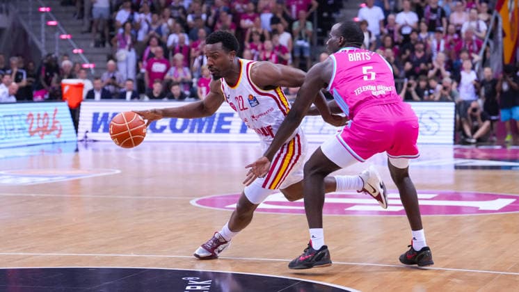 27 05 2026, xydrx, basketball, easyCredit Basketball Bundesliga, playoffs, quarterfinals game 5, Telekom Baskets Bonn Fitness First Wuerzburg Baskets, Telekom Dome Bonn Johnathan Stove Fitness First Wuerzburg Baskets, 22 in duel against Tylan Birts Telekom Baskets Bonn, 5 Copyright: HMBxMedia YannisxDreimann