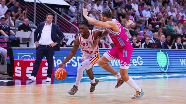 27 05 2026, xydrx, Basketball, easyCredit Basketball Bundesliga, Playoffs, Quarterfinals Game 5, Telekom Baskets Bonn Fitness First Wuerzburg Baskets, Telekom Dome Bonn Marcus Carr Fitness First Wuerzburg Baskets, 5 in duel against Alijah Comithier Telekom Baskets Bonn, 2 Copyright: HMBxMedia YannisxDreimann