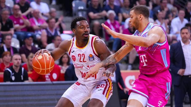 27 05 2026, xydrx, Basketball, easyCredit Basketball Bundesliga, Playoffs, Quarterfinals Game 5, Telekom Baskets Bonn Fitness First Wuerzburg Baskets, Telekom Dome Bonn Johnathan Stove Fitness First Wuerzburg Baskets, 22 in duel against Alijah Comithier Telekom Baskets Bonn, 2 Copyright: HMBxMedia YannisxDreimann