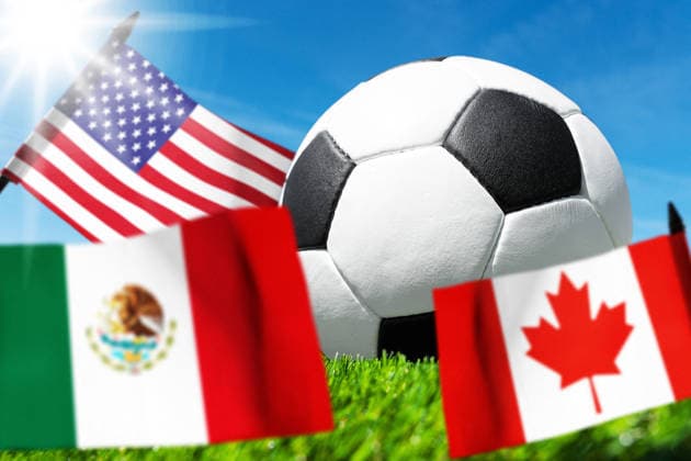 FOTOMONTAGE, Symbolfoto zur Fußball-Weltmeisterschaft 2026: Fußball auf Spielfeldrasen vor den Nationalflaggen der USA, Mexikos und Kanadas. Das Motiv steht symbolisch für die WM 2026 in Nordamerika sowie internationale Fußballturniere, Gastgeberländer und Sportgroßveranstaltungen.
