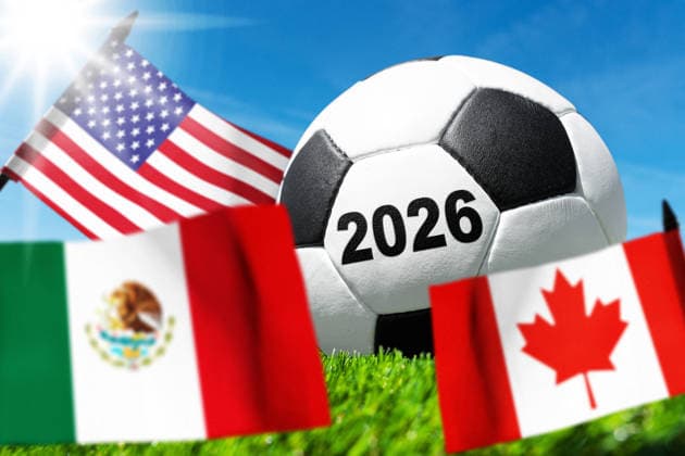 FOTOMONTAGE, Symbolfoto Fußball-WM 2026: Fußball mit der Jahreszahl 2026 vor den Flaggen der USA, Mexikos und Kanadas auf Spielfeldrasen. Das Motiv steht symbolisch für die Fußball-Weltmeisterschaft 2026 in Nordamerika.