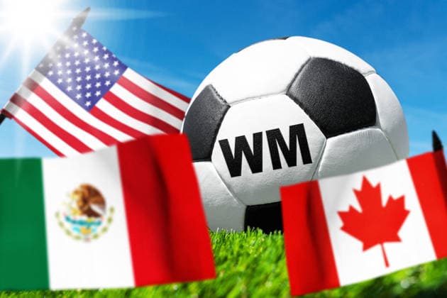 FOTOMONTAGE, Symbolfoto zur Fußball-Weltmeisterschaft 2026 - Fußball mit dem Schriftzug WM vor den Nationalflaggen der USA, Mexikos und Kanadas auf Spielfeldrasen. Das Motiv steht symbolisch für die Austragung in Nordamerika.