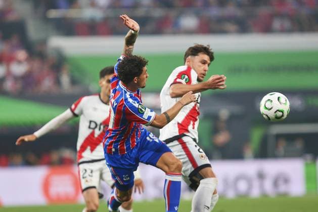 Leipzig, Saxony, Germany, 27 05 2026 Red Bull Arena Final UEFA Conference League Crystal Palace Rayo Vallecano Yeremy Pino 10, Crystal Palace and Andrei Ratiu 2, Rayo Vallecano in a duel, left in the background Oscar Valentin 23, Rayo Vallecano Copyright: xdtsxNachrichtenagenturx dts_120889