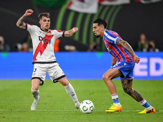 Pep Chavarria Rayo Vallecano and Daniel Munoz Crystal Palace battle for the ball during the UEFA Conference League Final 2026 match between Crystal Palace FC and Rayo Vallecano de Madrid at Football Arena Leipzig on May 27, 2026 in Leipzig, Germany Photo by Harry Langer DeFodi Images