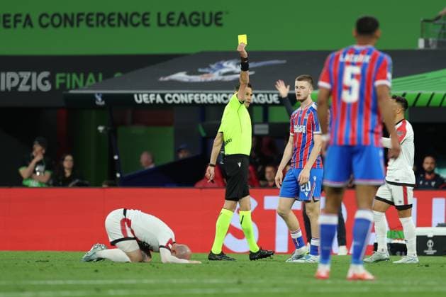 27.05.2026 - SOCCER - 2025-2026 UEFA Conference League final , Crystal Palace vs Rayo Vallecano The referee issues a yellow card LEIPZIG Red Bull Arena ,Leipzig Red Bull Arena (Leipzig) Germany