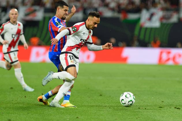 LEIPZIG, GERMANY - MAY 27: r28 and Daniel Munoz (2 Crystal Palace) during the UEFA Conference League Final 2025 26 match between Crystal Palace and Rayo Vallecano at Leipzig Stadium in Leipzig, Germany (Photo by Sven Beyrich Sports Press Photo) Copyright: xSvenxBeyrich SportsxPressxPhotox Sportspressphoto_SPR155637