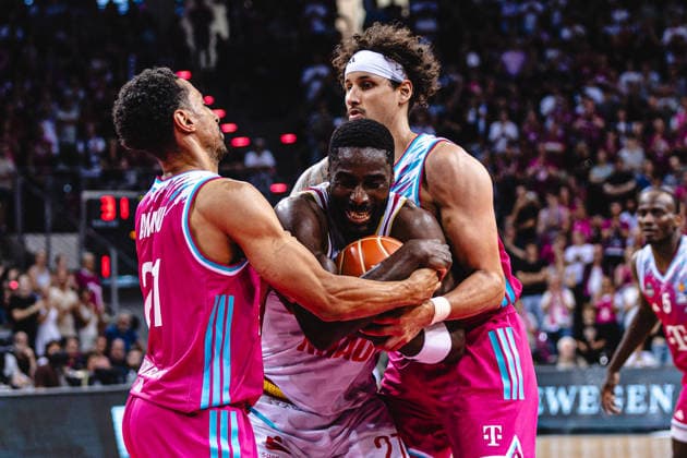 easyCredit Basketball Bundesliga, 5 Playoff Quarterfinals Telekom Baskets Bonn vs Fitness First Baskets Würzburg, 27 05 2026 Eddy Edigin Jr Würzburg 27 vs Joel Aminu Telekom Baskets Bonn 21 un Michael Kessens Telekom Baskets Bonn 6 easyCredit Basketball Bundesliga, 5 Playoff Quarterfinals Telekom Baskets Bonn vs Fitness First Baskets Würzburg, 27 05 2026, Telekom Dome Bonn Copyright: xBEAUTIFULxSPORTS Derixx