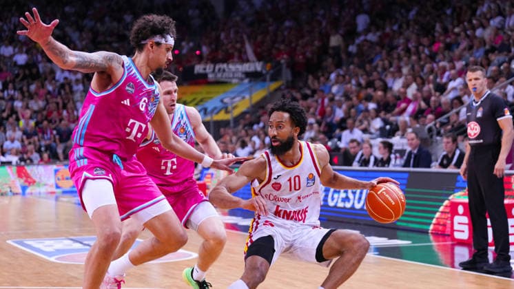 27 05 2026, xydrx, Basketball, easyCredit Basketball Bundesliga, Playoffs, Quarterfinals Game 5, Telekom Baskets Bonn Fitness First Wuerzburg Baskets, Telekom Dome Bonn Michael Kessens Telekom Baskets Bonn, 6 and Grayson Murphy Telekom Baskets Bonn, 7 in a duel against Davion Mintz Fitness First Wuerzburg Baskets, 10 Copyright: HMBxMedia YannisxDreimann