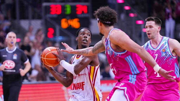 27.05.2026, xydrx, Basketball, easyCredit Basketball Bundesliga, Playoffs, Viertelfinale Spiel 5, Telekom Baskets Bonn - Fitness First Würzburg Baskets, Telekom Dome Bonn: Marcus Carr (Fitness First Wuerzburg Baskets, 5) im Zweikampf gegen Michael Kessens (Telekom Baskets Bonn, 6) und Grayson Murphy (Telekom Baskets Bonn, 7) Copyright: HMBxMedia YannisxDreimann