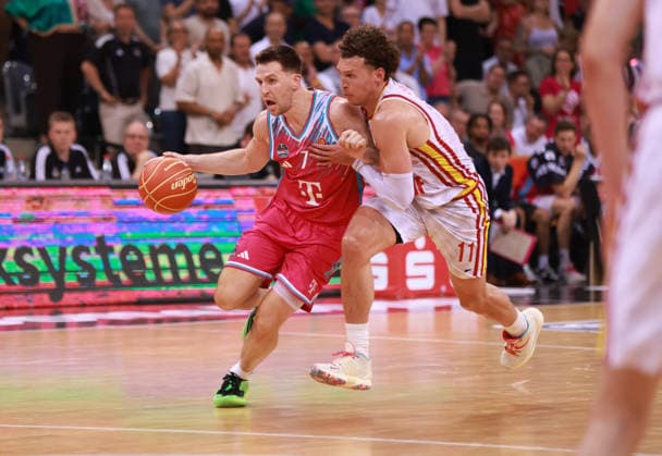 Grayson Murphy Bonn on the ball against Brae Ivey Würzburg , Bonn, Germany, 27 05 2026, Basketball Bundesliga, 5 Quarterfinals, Telekom Baskets Bonn vs Fitness First Würzburg Baskets