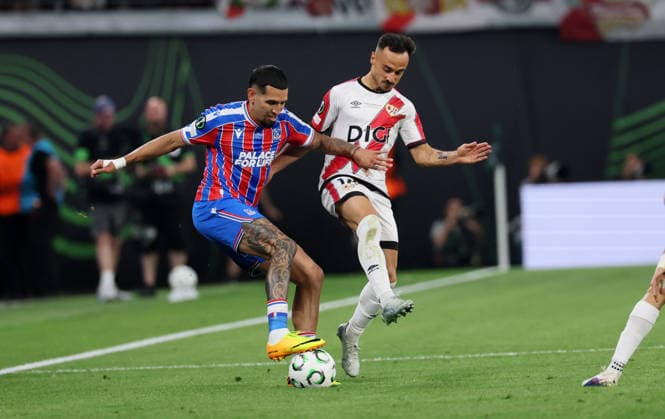 Crystal Palace Rayo Vallecano Final Conference League Leipzig, 27 05 2026, Leipzig Stadium, Football, Final UEFA Conference League , Crystal Palace FC ENG vs Rayo Vallecano de Madrid ESP , In the picture from left Daniel Munoz 2, Palace and çlvaro Garcia 18, Vallecano , For editorial use only Only editorial use , UEFA regulations prohibit any use of photographs as image sequences and or quasi video ,