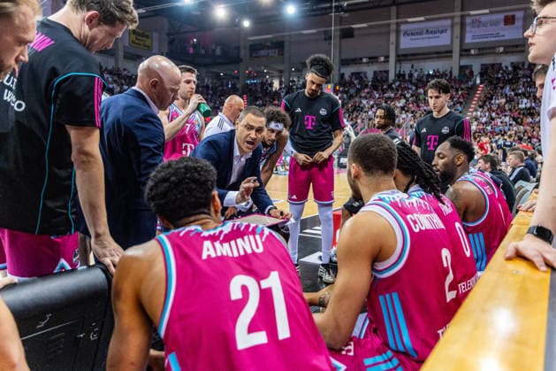 Marko Stankovic Telekom Baskets Bonn, Head Coach excitedly takes a timeout, Telekom Baskets Bonn vs Fitness First Wuerzburg Baskets, Basketball, easy Credit BBL, Playoffs, Quarterfinals, Matchday 5, 2025 2026, 27 05 2026 Telekom Baskets Bonn vs Fitness First Wuerzburg Baskets, Basketball, easy Credit BBL, Playoffs, Quarterfinals, Matchday 5, 2025 2026, 27 05 2026 Bonn Copyright: xEibner-Pressefoto GerhardxWingenx EP_GWR