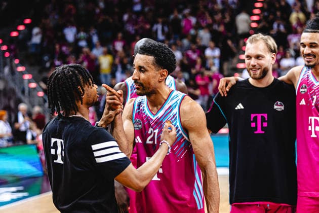 easyCredit Basketball Bundesliga, 5 Playoff Quarterfinals Telekom Baskets Bonn vs Fitness First Baskets Würzburg, 27 05 2026 Joel Aminu Telekom Baskets Bonn 21 and Zachery Cooks Telekom Baskets Bonn 3 celebrate easyCredit Basketball Bundesliga, 5 Playoff Quarterfinals Telekom Baskets Bonn vs Fitness First Baskets Würzburg, 27 05 2026, Telekom Dome Bonn Copyright: xBEAUTIFULxSPORTS Derixx