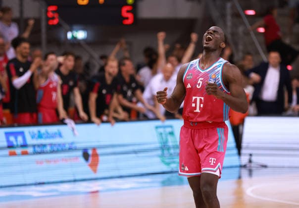 Final cheer Tylan Birts Bonn , Bonn, Germany, 27 05 2026, Basketball Bundesliga, 5 Quarterfinals, Telekom Baskets Bonn vs Fitness First Würzburg Baskets