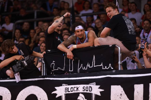 Final cheer Michael Kessens Bonn , Bonn, Germany, 27 05 2026, Basketball Bundesliga, 5 Quarterfinals, Telekom Baskets Bonn vs Fitness First Würzburg Baskets