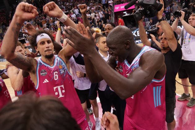 Final cheer Michael Kessens Bonn and Kur Jongkuch Bonn , Bonn, Germany, 27 05 2026, Basketball Bundesliga, 5 Quarterfinals, Telekom Baskets Bonn vs Fitness First Würzburg Baskets