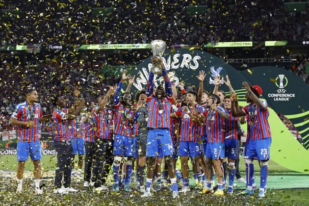 LEIPZIG - Crystal Palace FC goalkeeper Dean Henderson, Daniel Munoz of Crystal Palace FC, Tyrick Mitchell of Crystal Palace FC, Maxence Lacroix of Crystal Palace FC, IsmaÃ¯la Sarr of Crystal Palace FC, Yeremy Pino of Crystal Palace FC, Jean-Philippe Mateta of Crystal Palace FC,, Daichi Kamada of Crystal Palace FC, Adam Wharton of Crystal Palace FC, Jaydee Canvot of Crystal Palace FC, Chadi Riad of Crystal Palace FC, Crystal Palace FC goalkeeper Remi Matthews, Crystal Palace FC goalkeeper Walter Benitez, Jefferson Lerma of Crystal Palace FC, Brennan Johnson of Crystal Palace FC, Nathaniel Clyne of Crystal Palace FC, Will Hughes of Crystal Palace FC, Jorgen Strand Larsen of Crystal Palace FC, Borna Sosa of Crystal Palace FC, Chris Richards of Crystal Palace FC, Evann Guessand of Crystal Palace FC, Justin Devenny of Crystal Palace FC, Rio Cardines of Crystal Palace FC, Crystal Palace FC coach Oliver Glasner, Dean Benamar of Crystal Palace FC, Ben Casey of Crystal Palace FC, George King of Crystal Palace FC with the UEFA Europa Conference League trophy during the UEFA Conference League Final between Crystal Palace FC and Rayo Vallecano de Madrid at the Leipzig Arena on May 27, 2026 in Leipzig, Germany. MAURICE VAN STEEN ANP UEFA Conference League - FINAL 2025-2026 xVIxANPxSportx xMauricexvanxSteenxIVx 559470510 originalFilename: 559470510.jpg