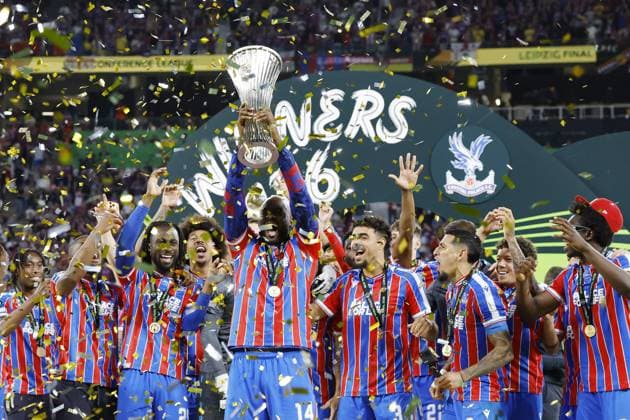 LEIPZIG - Crystal Palace FC goalkeeper Dean Henderson, Daniel Munoz of Crystal Palace FC, Tyrick Mitchell of Crystal Palace FC, Maxence Lacroix of Crystal Palace FC, IsmaÃ¯la Sarr of Crystal Palace FC, Yeremy Pino of Crystal Palace FC, Jean-Philippe Mateta of Crystal Palace FC,, Daichi Kamada of Crystal Palace FC, Adam Wharton of Crystal Palace FC, Jaydee Canvot of Crystal Palace FC, Chadi Riad of Crystal Palace FC, Crystal Palace FC goalkeeper Remi Matthews, Crystal Palace FC goalkeeper Walter Benitez, Jefferson Lerma of Crystal Palace FC, Brennan Johnson of Crystal Palace FC, Nathaniel Clyne of Crystal Palace FC, Will Hughes of Crystal Palace FC, Jorgen Strand Larsen of Crystal Palace FC, Borna Sosa of Crystal Palace FC, Chris Richards of Crystal Palace FC, Evann Guessand of Crystal Palace FC, Justin Devenny of Crystal Palace FC, Rio Cardines of Crystal Palace FC, Crystal Palace FC coach Oliver Glasner, Dean Benamar of Crystal Palace FC, Ben Casey of Crystal Palace FC, George King of Crystal Palace FC with the UEFA Europa Conference League trophy during the UEFA Conference League Final between Crystal Palace FC and Rayo Vallecano de Madrid at the Leipzig Arena on May 27, 2026 in Leipzig, Germany. MAURICE VAN STEEN ANP UEFA Conference League - FINAL 2025-2026 xVIxANPxSportx xMauricexvanxSteenxIVx 559470515 originalFilename: 559470515.jpg