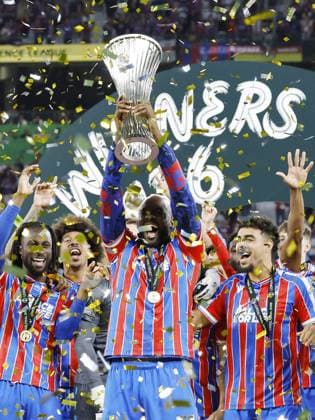 LEIPZIG - Crystal Palace FC goalkeeper Dean Henderson, Daniel Munoz of Crystal Palace FC, Tyrick Mitchell of Crystal Palace FC, Maxence Lacroix of Crystal Palace FC, IsmaÃ¯la Sarr of Crystal Palace FC, Yeremy Pino of Crystal Palace FC, Jean-Philippe Mateta of Crystal Palace FC,, Daichi Kamada of Crystal Palace FC, Adam Wharton of Crystal Palace FC, Jaydee Canvot of Crystal Palace FC, Chadi Riad of Crystal Palace FC, Crystal Palace FC goalkeeper Remi Matthews, Crystal Palace FC goalkeeper Walter Benitez, Jefferson Lerma of Crystal Palace FC, Brennan Johnson of Crystal Palace FC, Nathaniel Clyne of Crystal Palace FC, Will Hughes of Crystal Palace FC, Jorgen Strand Larsen of Crystal Palace FC, Borna Sosa of Crystal Palace FC, Chris Richards of Crystal Palace FC, Evann Guessand of Crystal Palace FC, Justin Devenny of Crystal Palace FC, Rio Cardines of Crystal Palace FC, Crystal Palace FC coach Oliver Glasner, Dean Benamar of Crystal Palace FC, Ben Casey of Crystal Palace FC, George King of Crystal Palace FC with the UEFA Europa Conference League trophy during the UEFA Conference League Final between Crystal Palace FC and Rayo Vallecano de Madrid at the Leipzig Arena on May 27, 2026 in Leipzig, Germany. MAURICE VAN STEEN ANP UEFA Conference League - FINAL 2025-2026 xVIxANPxSportx xMauricexvanxSteenxIVx 559470519 originalFilename: 559470519.jpg