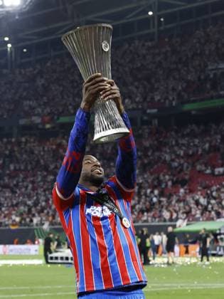 LEIPZIG - Jean-Philippe Mateta of Crystal Palace FC with the UEFA Europa Conference League trophy during the UEFA Conference League Final between Crystal Palace FC and Rayo Vallecano de Madrid at the Leipzig Arena on May 27, 2026 in Leipzig, Germany. MAURICE VAN STEEN ANP UEFA Conference League - FINAL 2025-2026 xVIxANPxSportx xMauricexvanxSteenxIVx 559470937 originalFilename: 559470937.jpg