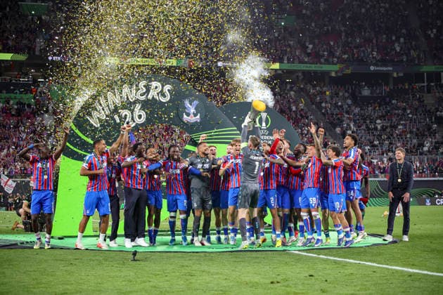 27 05 2026, EUR, Football, Men, Conference League Final, Season 2025 2026, Crytsal Palace F C Rayo Vallecano de Madrid Crystal Palace FC wins the Conference League and holds the trophy in the air Leipzig Leipzig Stadium Saxony Germany Copyright: xAdrianxSchlüterx