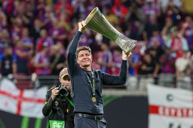 27 05 2026, EUR, Football, Men, Conference League Final, Season 2025 2026, Crytsal Palace F C Rayo Vallecano de Madrid Oliver Glasner Crystal Palace, Coach holds the Conference League Cup Leipzig Leipzig Stadium Saxony Germany Copyright: xAdrianxSchlüterx