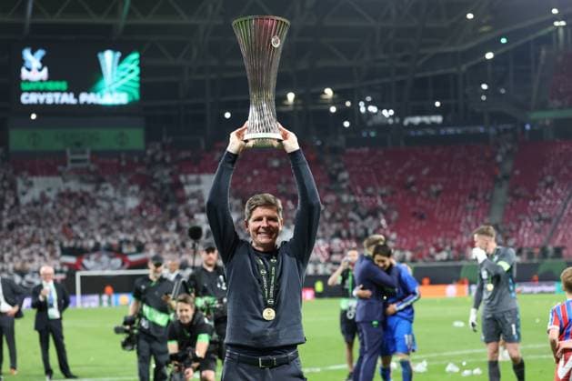 27.05.2026 - SOCCER - 2025-2026 UEFA Conference League final , Crystal Palace vs Rayo Vallecano Head Coach Oliver Glasner (Crystal Palace) lift the trophy LEIPZIG Red Bull Arena ,Leipzig Red Bull Arena (Leipzig) Germany