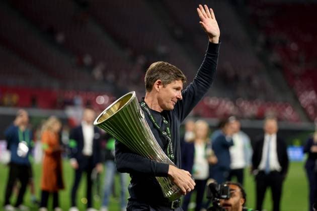 Oliver Glasner manager of Crystal Palace celebrates with the trophy after winning the UEFA Conference League Crystal Palace v Rayo Vallecano, UEFA Conference League, Final, Football, Red Bull Arena, Leipzig, Germany - 27 May 2026Leipzig Red Bull Arena Germany EDITORIAL USE ONLY No use with unauthorised audio, video, data, fixture lists, club league logos or live services. Online in-match use limited to 120 images, no video emulation. No use in betting, games or single club league player publications.  Copyright: xKieranxMcManus Shutterstockx 16898266dz