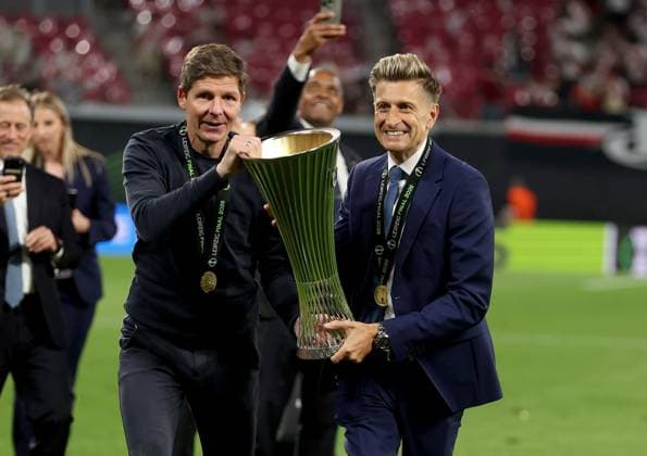 Oliver Glasner manager of Crystal Palace (left) and celebrate Crystal Palace Chairman and Co-Owner Steve Parish with the trophy after winning the UEFA Conference League Crystal Palace v Rayo Vallecano, UEFA Conference League, Final, Football, Red Bull Arena, Leipzig, Germany - 27 May 2026Leipzig Red Bull Arena Germany EDITORIAL USE ONLY No use with unauthorised audio, video, data, fixture lists, club league logos or live services. Online in-match use limited to 120 images, no video emulation. No use in betting, games or single club league player publications.  Copyright: xKieranxMcManus Shutterstockx 16898266ef