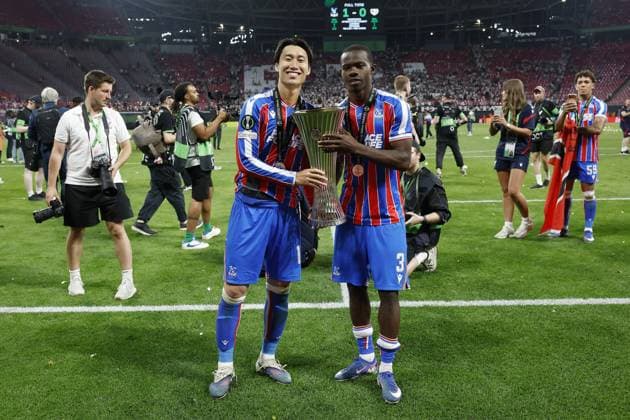 LEIPZIG - (l-r) Daichi Kamada of Crystal Palace FC, Tyrick Mitchell of Crystal Palace FC with the UEFA Europa Conference League trophy during the UEFA Conference League final between Crystal Palace FC and Rayo Vallecano de Madrid at the Leipzig Arena on May 27, 2026 in Leipzig, Germany. MAURICE VAN STEEN ANP UEFA Conference League - FINAL 2025-2026 xVIxANPxSportx xMauricexvanxSteenxIVx 559471945 originalFilename: 559471945.jpg