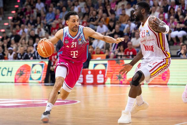 Joel AMINU BON 21, left on the ball in a duel against Eddy EDIGIN JR WUE 27, right , action final score 66 63, Basketball 1 Bundesliga Telekom Baskets Bonn Fitness First Wuerzburg Baskets Würzburg BON vs WUE Playoffs, Quarterfinals, 5 Game, in T E L E C O M D O M E, on 27 05 2026,