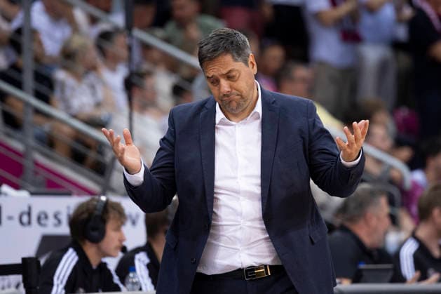 Head Coach Sasa FILIPOVSKI WUE, mi with empty hands, stunned, gesture, perplexed, disappointment, frustration, single frame final score 66 63, Basketball 1 Bundesliga Telekom Baskets Bonn Fitness First Wuerzburg Baskets Würzburg BON vs WUE Playoffs, Quarterfinals, 5 Game, in T E L E C O M D O M E, on 27 05 2026, Â