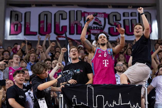 Michael KESSENS BON 6 celebrates with the fans from Block Sued the entry into the semi-finals, joy, laughter, jubilation final score 66 63, Basketball 1 Bundesliga Telekom Baskets Bonn Fitness First Wuerzburg Baskets Würzburg BON vs WUE Playoffs, quarterfinals, 5 game, in T E L E K O M D O M E, on 27 05 2026, Â