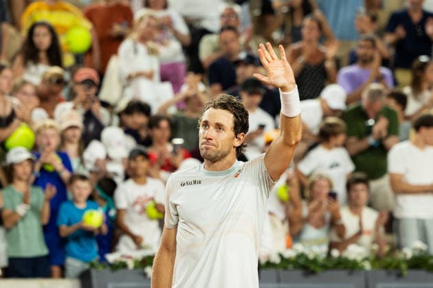 Paris, France - May 27: Casper Ruud of Norway acknowledges the crowd after victory in his Men s Singles second round match against Hamad Medjedovic of Serbia on Day Four of the 2026 French Open at Roland Garros on May 27, 2026 in Paris, France. (Photo by Pauline FIGUET SPP) Copyright: xPaulinexFIGUETx xSPPx Sportspressphoto_SPR155777