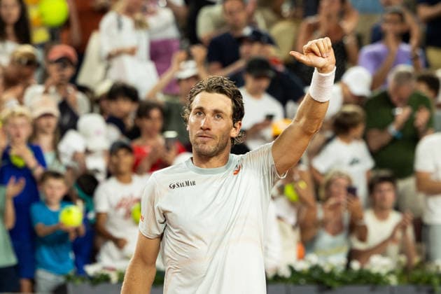 Paris, France - May 27: Casper Ruud of Norway acknowledges the crowd after victory in his Men s Singles second round match against Hamad Medjedovic of Serbia on Day Four of the 2026 French Open at Roland Garros on May 27, 2026 in Paris, France. (Photo by Pauline FIGUET SPP) Copyright: xPaulinexFIGUETx xSPPx Sportspressphoto_SPR155779