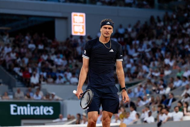 Paris, France - May 27: Alexander Zverev of Germany looks on against Tomas Machac of Czech Republic during the Men s Singles on Day Four of the 2026 French Open at Roland Garros on May 27, 2026 in Paris, France. (Photo by Pauline FIGUET SPP) Copyright: xPaulinexFIGUETx xSPPx Sportspressphoto_SPR155786