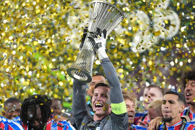 LEIPZIG, GERMANY - 27 MAY 2026: Captain Dean Henderson of Crystal Palace F.C. lifts the trophy after winning the UEFA Conference League Final 2026 match between Crystal Palace F.C. and Rayo Vallecano de Madrid at Leipzig Stadium on May 27, 2026 in Leipzig, Germany. Copyright: xAlexandraxFechetex xSPPx Sportspressphoto_SPR155898