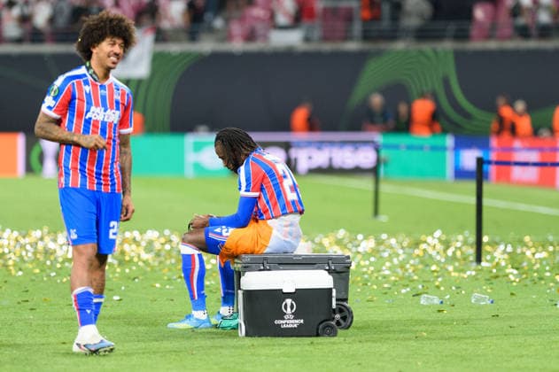 LEIPZIG, GERMANY - MAY 27: Evann Guessand (29 Crystal Palace) sitting on a case watching his medal after the UEFA Conference League Final 2025 26 match between Crystal Palace and Rayo Vallecano at Leipzig Stadium in Leipzig, Germany (Photo by Sven Beyrich Sports Press Photo) Copyright: xSvenxBeyrich SportsxPressxPhotox Sportspressphoto_SPR155938