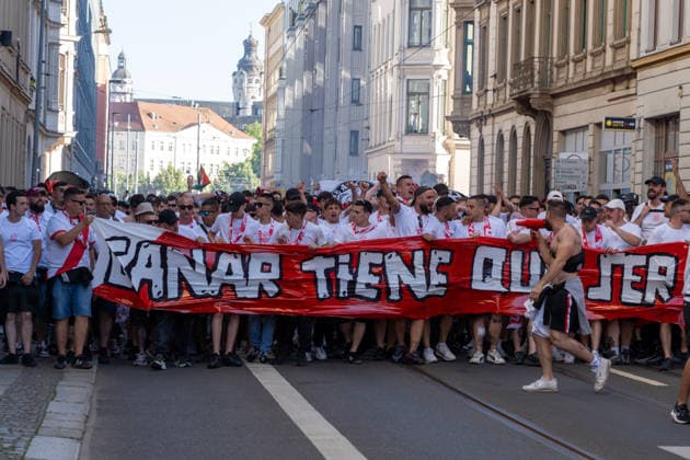 Leipzig Thousands of fans in Leipzig Large police presence before Conference League Final 27 05 2026 Leipzig, City area On Wednesday, Leipzigs city center was dominated by the UEFA Conference League Final between English club Crystal Palace FC and Spanish club Rayo Vallecano de Madrid Thousands of supporters of both teams had been gathering at various meeting points in the city since the early hours of the morning Both fan camps announced fan marches towards Leipzigs RB Arena The police were present with a large contingent and monitored in particular the known assembly points and the planned marching routes of the fans Pyrotechnics were occasionally set off Both fan marches remained peaceful Leipzig Saxony Germany Copyright: xEHLxMediax 20260527_conferenceleague-aufzug-spanien_14