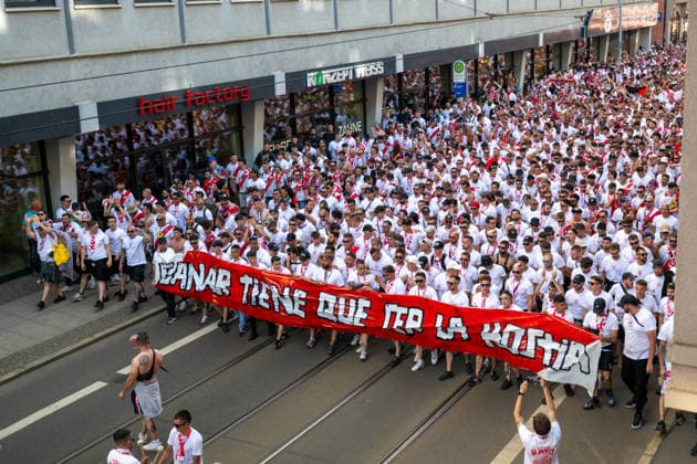 Leipzig Thousands of fans in Leipzig Large police presence before Conference League Final 27 05 2026 Leipzig, City area On Wednesday, Leipzigs city center was dominated by the UEFA Conference League Final between English club Crystal Palace FC and Spanish club Rayo Vallecano de Madrid Thousands of supporters of both teams had been gathering at various meeting points in the city since the early hours of the morning Both fan camps announced fan marches towards Leipzigs RB Arena The police were present with a large contingent and monitored in particular the known assembly points and the planned marching routes of the fans Pyrotechnics were occasionally set off Both fan marches remained peaceful Leipzig Saxony Germany Copyright: xEHLxMediax 20260527_conferenceleague-aufzug-ehl_7