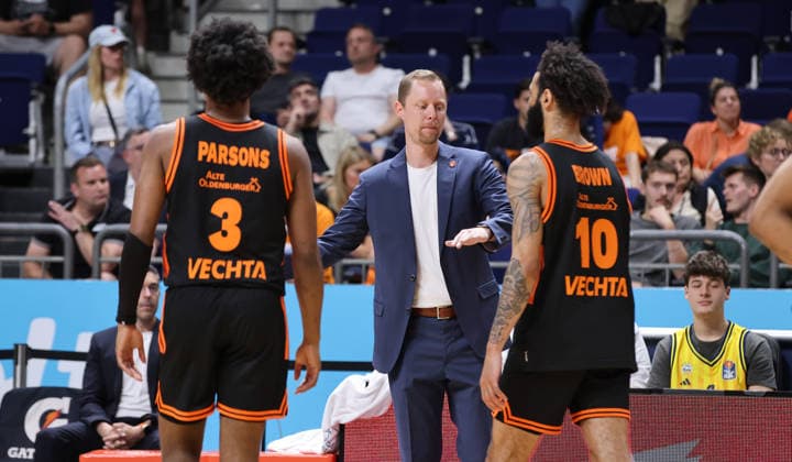 Coach Christian Held high-fives Malik Parsons, Tevin Brown upper body action Sport Basketball BBL Bundesliga Mens Play Off Quarter Final 5 Match Season 2025 2026 27 05 2026 ALBA Berlin vs SC Rasta Vechta
