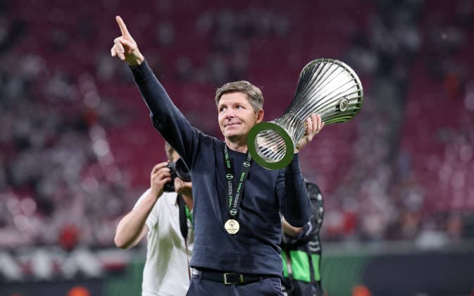 Crystal Palace Rayo Vallecano Final Conference League Leipzig, 27 05 2026, Leipzig Stadium, Football, Final UEFA Conference League , Crystal Palace ENG v Rayo Vallecano Madrid ESP 0 1 0 1 , CRYSTAL PALACE F C is winner of the UEFA Conference League 2026 , In the picture final cheer Palace coach Oliver Glasner with the winner trophy , For editorial use only , UEFA regulations prohibit any use of photographs as image sequences and or quasi video , Picture Point