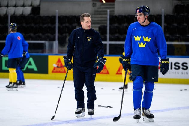260528 Head coach Sam Hallam and Anton Frondell of Sweden at a practice session during the 2026 IIHF Ice Hockey World Championship on May 28, 2026 in Zurich Photo Jesper Zerman BILDBYRAN kod JZ JZ0734 ishockey ice hockey ishockey vm 2026 vm 2026 iihf world championship träning practice sverige sweden day 14 bbeng  Copyright: JESPERxZERMAN BB260528JZ038