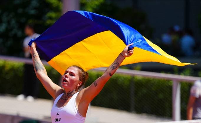 Oleksandra Oliynykova celebrates her second round win with a Ukraine flag French Open Tennis, Day Five, Tennis, Roland Garros, Paris, France - 28 May 2026Paris Roland Garros France EDITORIAL USE ONLY No use with unauthorised audio, video, data, fixture lists, club league logos or live services. Online in-match use limited to 120 images, no video emulation. No use in betting, games or single club league player publications.  Copyright: xJavierxGarcia Shutterstockx 16898263e