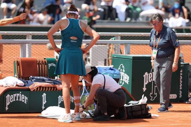 Belgian Elise Mertens receives medical treatment during a tennis match against Polish Chwalinska, in the second round of the women s singles at the Roland Garros French Open tennis tournament, in Paris, France, Thursday 28 May 2026. This year s tournament takes place from 18 May to 07 June. VIRGINIExLEFOUR  x175271563x