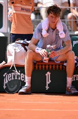 2026 French Open (Roland-Garros) - Day 5 PARIS, FRANCE - MAY 28: Jannik Sinner of Italy competes against Argentina s Juan Manuel Cerundolo (not seen) on day 5 of the French Open tennis tournament on Court Philippe-Chatrier at the Roland-Garros Complex in Paris on May 28, 2026. Mustafa Yalcin Anadolu Paris France. Editorial use only. Please get in touch for any other usage.  Copyright: x2026xAnadoluxMustafaxYalcinx